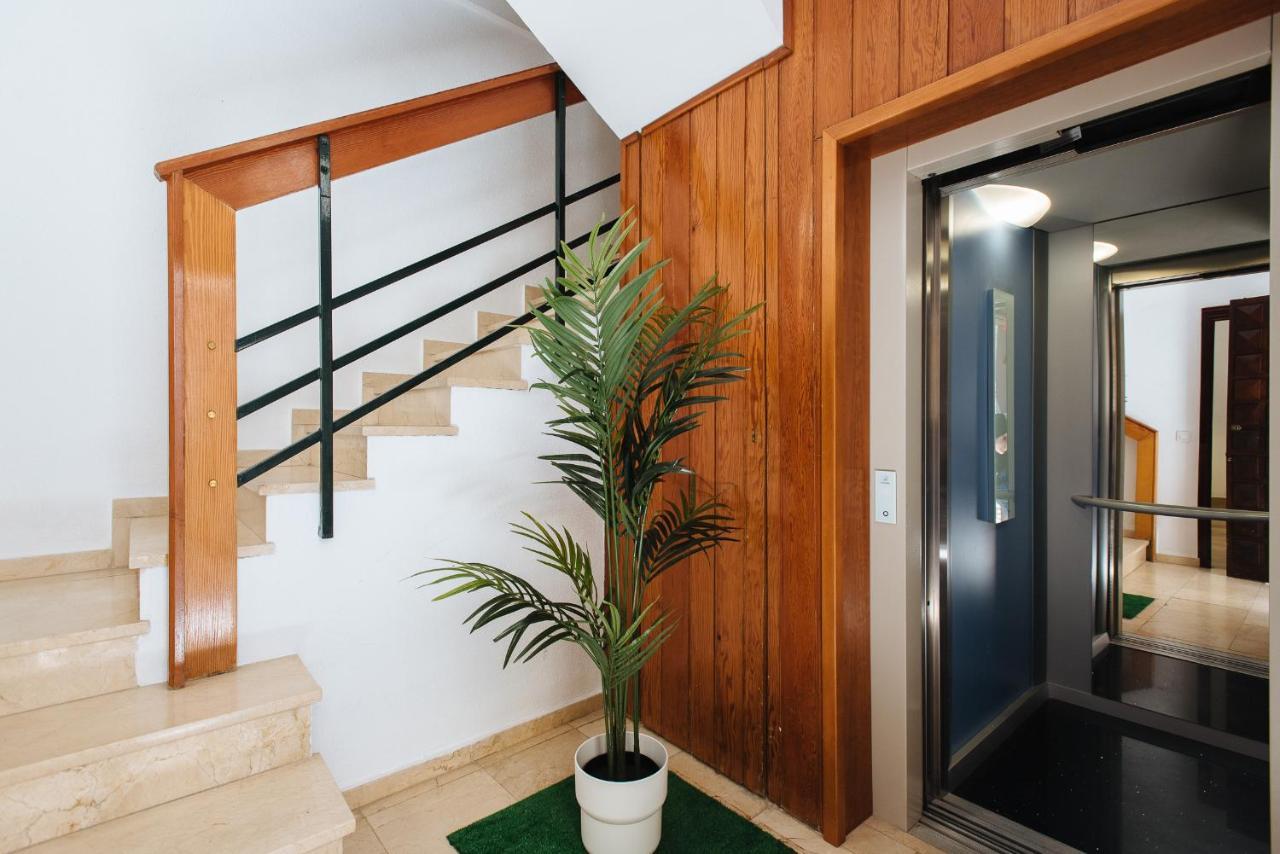 Hostly Rbh0 Modern Apartment Севілья Екстер'єр фото